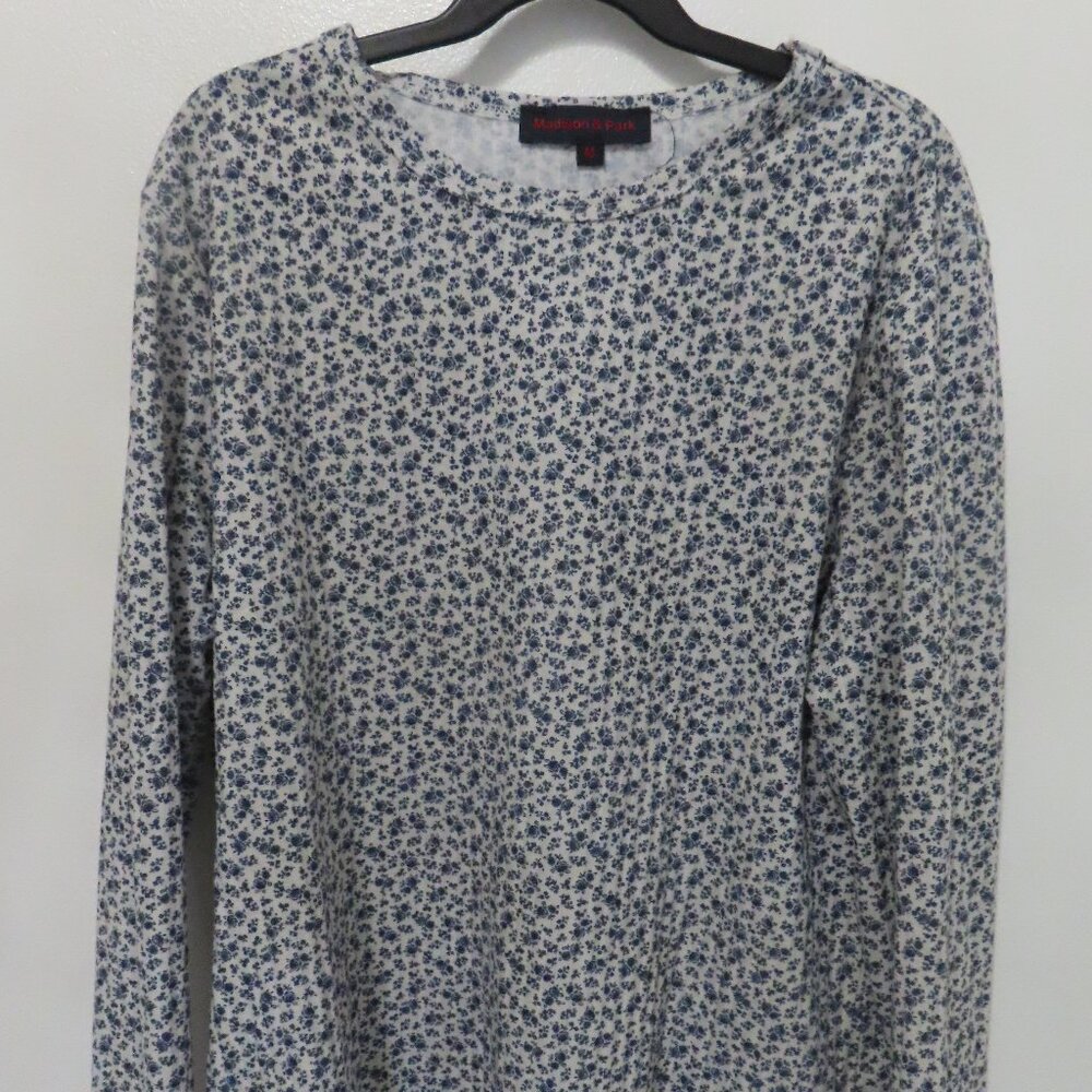 Like New Madison & Park Blue Ditsy Tee